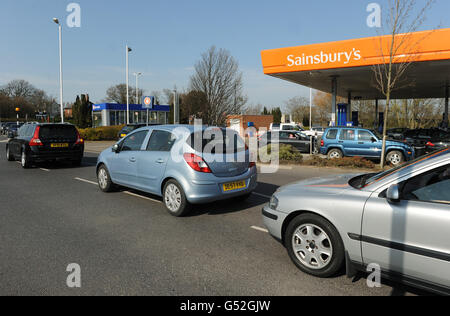 An einer Sainsbury's Supermarkttankstelle in Harrogate, North Yorkshire, stehen Fahrer für Benzin und Diesel an, während Premierminister David Cameron heute den Vorsitz bei einem Treffen von Ministern aus der gesamten Regierung führt, um über den drohenden Streik von Tankwagenfahrern zu diskutieren. Stockfoto