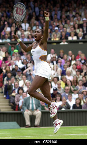 Venus Williams aus Amerika feiert ihren Sieg über die Schweizer Martina Hingis im Jahr 6/3 4/6 6/4 während der Lawn Tennis Championships in Wimbledon. Stockfoto