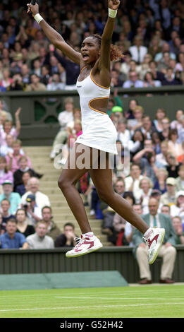 KEINE KOMMERZIELLE NUTZUNG: Venus Williams von Amerika feiert 6/3 4/6 6/4 ihren Sieg über die Schweizer Martina Hingis während der Lawn Tennis Championships in Wimbledon. Stockfoto