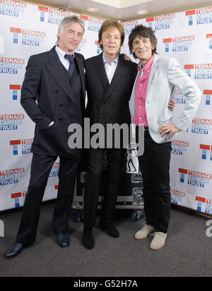 (LEF - rechts) Paul Weller, Sir Paul McCartney und Ronnie Wood backstage bei einem Teenage Cancer Trust Gig in der Royal Albert Hall, London. Stockfoto