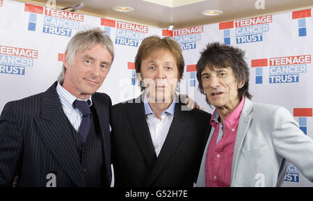 (LEF - rechts) Paul Weller, Sir Paul McCartney und Ronnie Wood backstage bei einem Teenage Cancer Trust Gig in der Royal Albert Hall, London. Stockfoto