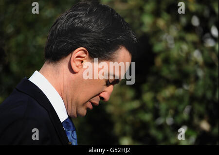 Ed Miliband, Labour-Parteivorsitzende, spricht vor seinem Haus im Norden Londons mit den Medien, nachdem George Galloway von der Respect Party bei der Nachwahl in Bradford West gewonnen wurde. Stockfoto