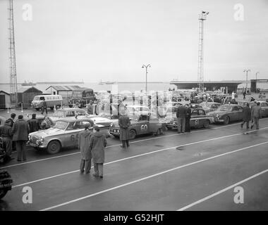 Glasgow Starter in der Monte Carlo Rallye parkte am Dover Ferry Terminal, als sie warteten, um die Überfahrt zu beginnen Nach Boulogne Stockfoto