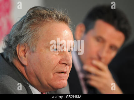 Der Vorsitzende des Internationalen Olympischen Komitees, Denis Oswald (links), wird von LOCOG-Chef Lord Sebastian Coe (rechts) während der IOC-Koordinierungskommission-Abschlusspressekonferenz in Deloitte, London, beobachtet. Stockfoto