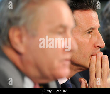 Vorsitzender des Internationalen Olympischen Komitees Denis Oswald (links) und Vorsitzender des LOCOG Lord Sebastian Coe während der IOC-Koordinierungskommission Abschlusspressekonferenz in Deloitte, London. Stockfoto