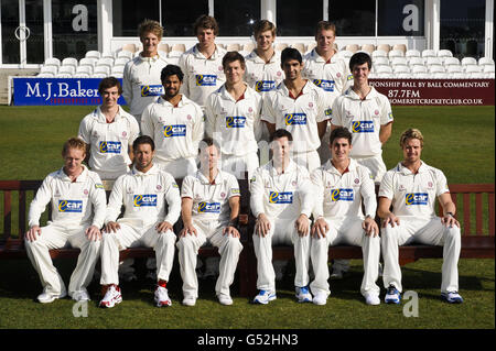 Somerset's (vordere Reihe von links nach rechts) Steven Kirby, Peter Trego, James Hildreth, Marcus Trescodick, Criag Kieswetter und Nick Compton. (Mittlere Reihe von links nach rechts) Alex Barrow, Arul Suppiah, Adam Dibble, Gemaal Hussain und George Dockrell (hintere Reihe von links nach rechts) Max Waller, Chris Jones, Craig Meschede und Joss Butler posieren während des Pressetag auf dem County Ground in Taunton für ein Teamfoto. Stockfoto