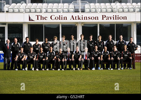 Somerset County Cricket Club Team auf ihrem Gelände in Taunton. In der ersten Reihe von links nach rechts sind Joss Butler, Steven Kirby, Marcus Trescodick, Criag Kieswetter und Nick Compton zu sehen. In der hinteren Reihe von links nach rechts sind Torschütze Gerry Stickley, Assistant Coach Peter Sanderson, Performance Coach John Pitts, Alex Barrow, Arul Suppiah, Max Waller, Chris Jones, Gemaal Hussain, Adam Dibble, George Dockrell, Craig Meschede, Physiotherapeut Ian Brewer, Assistent Kraft und Konditionierung Coach Andy Mitchell und Leiter der Kraft und Konditionierung Coach Darren Veness. Stockfoto