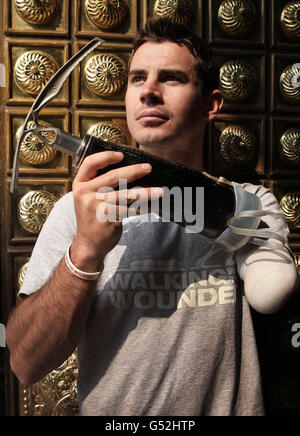 Vor dem Aufbrechen zum Everest Private Jaco van Gass einer der Walking mit den Verwundeten, Team überprüft seinen neuen Kletteraxt Arm, im Hyatt Hotel in Kathmandu, Nepal. Stockfoto