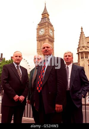 Mohammad Sarwar, Parlamentsabgeordneter von Glasgow, trifft in Westminster die Führer der Govan-Werft, nachdem er die Unterschriftenpetition von 70 000 an die Downing Street 10 übergeben hatte. * von links: Jamie Webster, Yard-Conveneur BAEC Systems, David Torrance, MSF-Conveneur, Herr Sarwar, und Johnny Johnson, GMB-Einberufler. Stockfoto