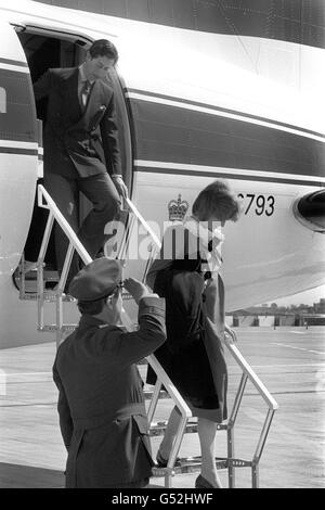 Prinz Charles folgt der Prinzessin von Wales, die ihr erstes Kind im Juli erwartet, die Stufen eines Andovers des Fluges der Königin in Heathrow hinunter. Prinz Charles hatte das Flugzeug nach den Frühlingsferien des Paares auf den Scilly Isles zurückgeflogen. Stockfoto