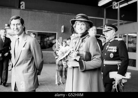 Eine strahlende Prinzessin von Wales und Prinz Charles lächeln den Menschenmassen zu, als sie in Leeds ankommen, wo sie neue Gebäude für das St. Gemma's Hospiz eröffnen sollen. Die Prinzessin enthüllte dort ein königliches Geheimnis, dass ihr Baby an ihrem 21. Geburtstag, dem 1. Juli, fällig wird. Stockfoto