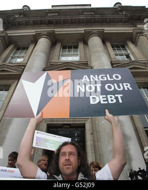 Der Protestierende Mark Malone von der Kampagne „Anglo Not Our Debt“ hält ein Zeichen, als die Gruppe 7000 eine Unterschriftenpetition einreicht, in der gefordert wird, dass die Schulden der Anglo Irish Bank niedergeschrieben und heute nicht an das Finanzministerium in Dublin zurückgestellt werden. Stockfoto