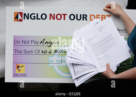 Nessa Ni Chasaisde von der Kampagne "Anglo Not Our Debt" hält eine Unterschriftenpetition aus dem Jahr 7000 bereit, in der gefordert wird, dass die Schulden der Anglo Irish Bank niedergeschrieben und heute an das Finanzministerium in Dublin verschoben werden. Stockfoto