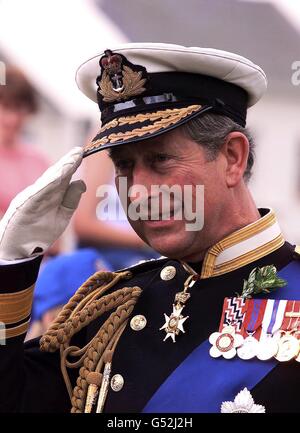 Der Prinz von Wales nimmt den Gruß trägt eine Quelle von Bollan Bane, traditionell am alten Midsummers Tag getragen, um gegen Feen zu schützen, vor dem Beginn der Tynwald Zeremonie, die die jährliche Zeremonie ist, um die Verabschiedung neuer Gesetze zu markieren. * am letzten Tag seines Besuchs auf der Isle of man. Siehe PA Geschichte ROYAL Charles. **EDI ** PA Foto: Phil Noble/WPA Stockfoto