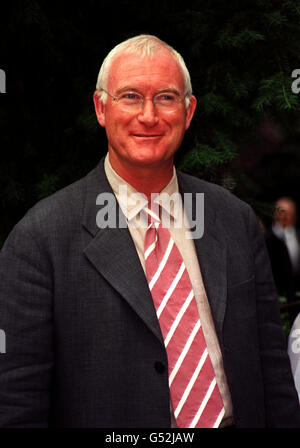 Der ehemalige BBC-Generaldirektor Sir John BIRT bei der Summer Garden Party des Fernsehmoderators David Frost im Zentrum von London. * 30/1/02: Lord BIRT, der vom Premierminister Tony Blair zu seinem Sonderberater für Verkehrspolitik ernannt wurde, provozierte Wut unter den Abgeordneten, indem er sich weigerte, dem Unterhaus-Ausschuss für Verkehr und Fremdenverkehr Beweise für Regierungspläne vorzulegen. *31/01/02 ehemaliger BBC-Generaldirektor Lord BIRT: Lord BIRT, der vom Premierminister Tony Blair zu seinem Sonderberater für Verkehrspolitik ernannt wurde, provozierte Wut unter den Abgeordneten, indem er sich weigerte, der gegenüber Beweise für Regierungspläne vorzulegen Stockfoto