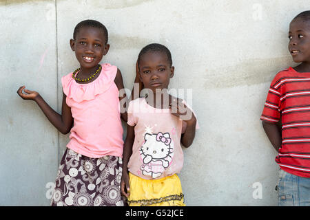 Namibia, Kunene, Kaokoland, afrikanischen Schulkindern vor einer Wand Stockfoto