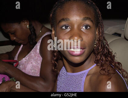 KEINE KOMMERZIELLE NUTZUNG: Die Wimbledon-Einzelsiegerin Venus Williams (rechts) und ihre Schwester Serena verlassen den Wimbledon-Ball im Londoner Savoy Hotel. Stockfoto