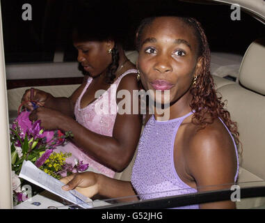 KEINE KOMMERZIELLE NUTZUNG: Die Wimbledon-Einzelsiegerin Venus Williams (rechts) und ihre Schwester Serena verlassen den Wimbledon-Ball im Londoner Savoy Hotel Stockfoto