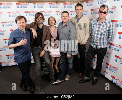 Pulp (von links nach rechts) Mark Webber, Jarvis Cocker, Candida Doyle, Nick Banks und Steve Mackey, mit ehemaligem Originalmitglied und Gast für die Nacht Richard Hawley Backstage während der Reihe Teenage Cancer Trust Konzerte in der Royal Albert Hall im Westen Londons. Stockfoto