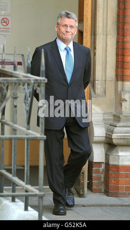 Neil Wallis, der ehemalige Chefredakteur von News of the World, scheidet aus, nachdem er der Leveson-Untersuchung vor dem High Court im Zentrum von London Beweise vorgelegt hatte. Stockfoto