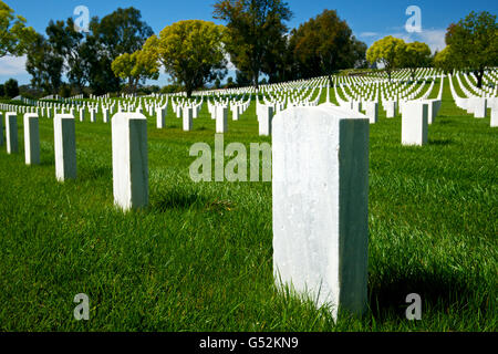 Ein verwitterter marmorner Grabstein markiert die letzte Ruhestätte eines amerikanischen Soldaten Helden in Los Angeles National Cemetery. Stockfoto