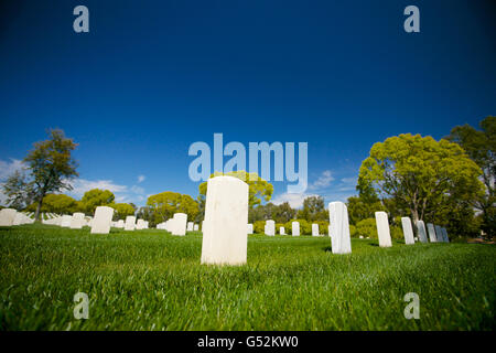 Marmor Grabsteine markieren die letzte Ruhestätte des amerikanischen Veteranen in Los Angeles National Cemetery. Stockfoto