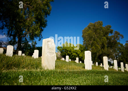 Ein gebrochenen Grabstein markiert die letzte Ruhestätte eines amerikanischen Infanterie Soldaten in Los Angeles National Cemetery. Stockfoto