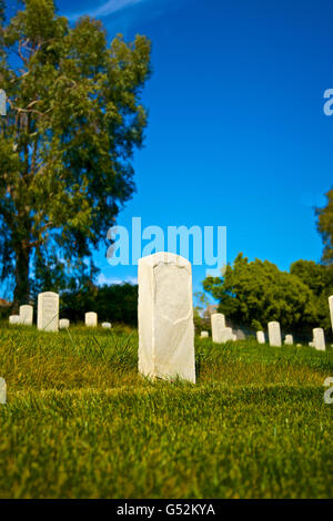 Einzigen Marmor Grabstein steht über dem Rasen in Los Angeles National Cemetery. Stockfoto