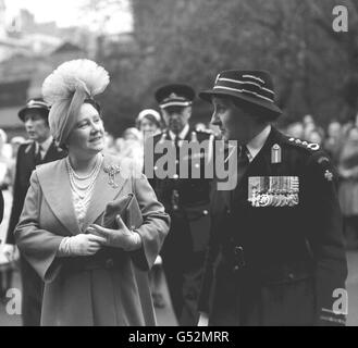 Die Queen Mother besuchte das Hauptquartier der British Red Cross Society in Grosvenor Crescent, London. Der Besuch erfolgte im Zusammenhang mit dem Jahrestag von Henri Dunant, dem Gründer der Gesellschaft. Stockfoto