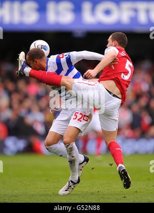 Fußball - Barclays Premier League - Queens Park Rangers gegen Arsenal - Loftus Road. Arsenals Thomas Vermaelen (rechts) und Bobby Zamora von Queens Park Rangers kämpfen um den Ball Stockfoto