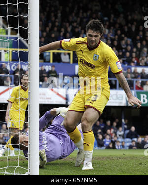 Fußball - npower Football League Championship - Portsmouth gegen Burnley - Fratton Park. Charlie Austin von Burnley punktet beim npower Football League Championship-Spiel im Fratton Park, Portsmouth. Stockfoto
