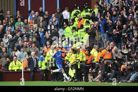 Fußball - Barclays Premier League - Aston Villa gegen Chelsea - Villa Park. Fernando Torres von Chelsea feiert das vierte Tor seiner Spieleseite vor den Auswärtsspielern Stockfoto