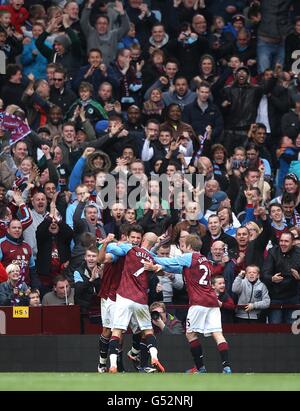 Eric Lichaj (links) von Aston Villa feiert den zweiten Platz seiner Seite Ziel des Spiels mit Teamkollegen vor dem Heimfans Stockfoto