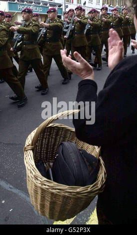 Das Fallschirmregiment marschiert nach einem Gottesdienst in der Royal Garrison All Saints Church zum letzten Mal durch Aldershot, um den Aufenthalt in Aldershot, das seit dem zweiten Weltkrieg seine Heimat ist, zu beenden. Stockfoto