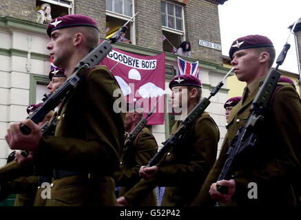 Das Parachute Regiment marschiert zum letzten Mal durch Aldershot, nach einem Gottesdienst in der Royal Garrison All Saints Church. Der Dienst markierte das Ende des Regimentsaufenthalts in Aldershot, das seit dem zweiten Weltkrieg seine Heimat ist. Stockfoto