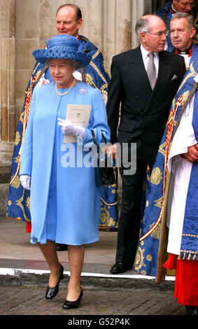 Königin Elizabeth II verlässt die Westminster Abbey, dicht gefolgt von dem australischen Premierminister John Howard nach einem Gottesdienst zum 100. Jahrestag des modernen Australiens in London. * der Abteidienst kommt während der Australia Week in London, zum Gedenken an den 100. Jahrestag des Commonwealth of Australia Act. Siehe PA Story ROYAL Dinner. Stockfoto