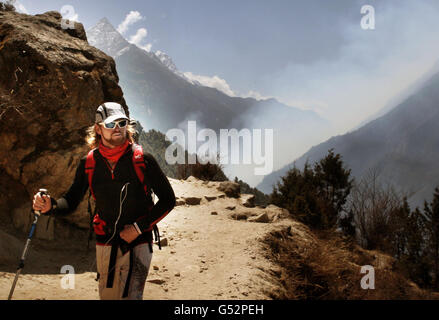 Wandern mit The Wounded Mount Everest-expedition Stockfoto