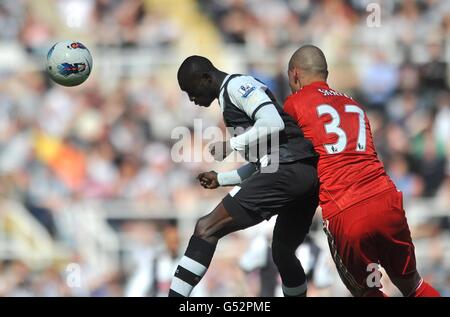 Fußball - Barclays Premier League - Newcastle United / Liverpool - Sports Direct Arena. Papiss Cisse von Newcastle United (links) und Martin Skrtel von Liverpool (rechts) kämpfen um den Ball in der Luft Stockfoto