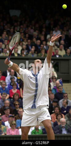 Keine kommerzielle Nutzung : Pat Rafter von Australien dient gegen Amerikas Pete Sampras während der Männer Singles Finale in Wimbledon. Stockfoto