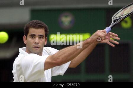 Keine kommerzielle Nutzung : der amerikanische Tennisspieler Pete Sampras in Aktion gegen Pat Rafter aus Australien, während des Männer-Einzel-Finales in Wimbledon. Stockfoto