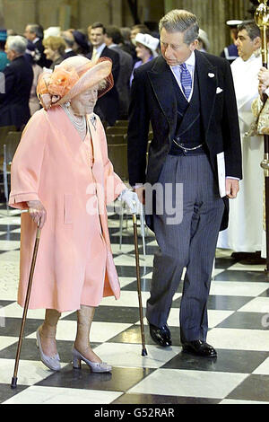 Die Königin-Mutter mit Prinz Charles in der St. Paul's Cathedral in London für den Dankgottesdienst zum Gedenken an ihren 4. Geburtstag am 8./00. Stockfoto