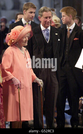 Die Queen Mother mit ihrem Enkel Prinz Charles (C) und den Prinzen William (L) und Harry ihres Urenkel in der St. Paul's Cathedral zu ihrem 100. Geburtstag. Ihr 100. Geburtstag fällt auf den 4. August. * 30/3/02: Die Queen Mother ist friedlich in ihrem Schlaf in der Royal Lodge, Windsor, gestorben, teilte Buckingham Palace mit. Stockfoto