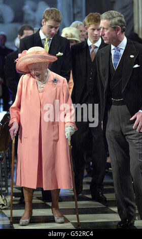 Königin Elizabeth die Königin Mutter mit ihrem Enkel Prinz Charles und ihren Urenkelsohn Prinz William und Harry, macht sich auf den Weg zu ihrer Position in St. Paul's Cathedral für ihren Festgottesdienst zum 100. Geburtstag. * Ihr 100. Geburtstag fällt auf den 4. August. Stockfoto