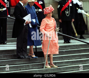 Prinzessin Margaret verließ die St. Paul's Cathedral in London, nachdem sie an einem Gottesdienst zum Gedenken an den 100. Geburtstag der Königin im August 2000 teilgenommen hatte. Stockfoto