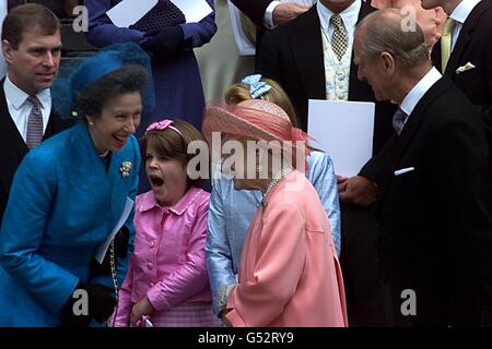 Prinzessin Eugenie gähnt, während die Prinzessin Royal (L) mit der Queen Mother spricht, während der Herzog von York (ganz links) und der Herzog von Edinburgh (R) nach einem Gottesdienst zum Gedenken an den 100. Geburtstag der Queen Mother im St. Pauls Catherdal * in London blicken. Stockfoto