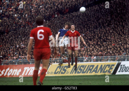 Evertons Mick Lyons und Liverpools Jimmy Case fordern einen Kopfball, beobachtet von Liverpools Kapitän Emlyn Hughes (6). Stockfoto