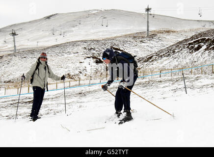 Die Skifahrer Sam (rechts) und Paul Cunningham fahren von Perth aus im Skigebiet Glenshee in den Cairngorms Ski. Stockfoto