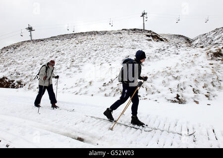 Die Skifahrer Sam (rechts) und Paul Cunningham fahren von Perth aus im Skigebiet Glenshee in den Cairngorms Ski. Stockfoto