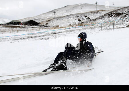 Skifahrer Sam Cunningham aus Perth nutzt den frischen Schnee im Skigebiet Glenshee in den Cairngorms. Stockfoto