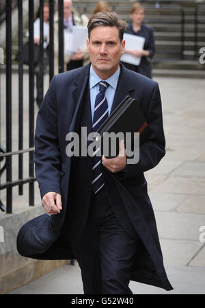 Der Direktor der Staatsanwaltschaft Keir Starmer verlässt das High Court in London, nachdem er die Leveson-Untersuchung über Pressestandards bezeugt hat. Stockfoto